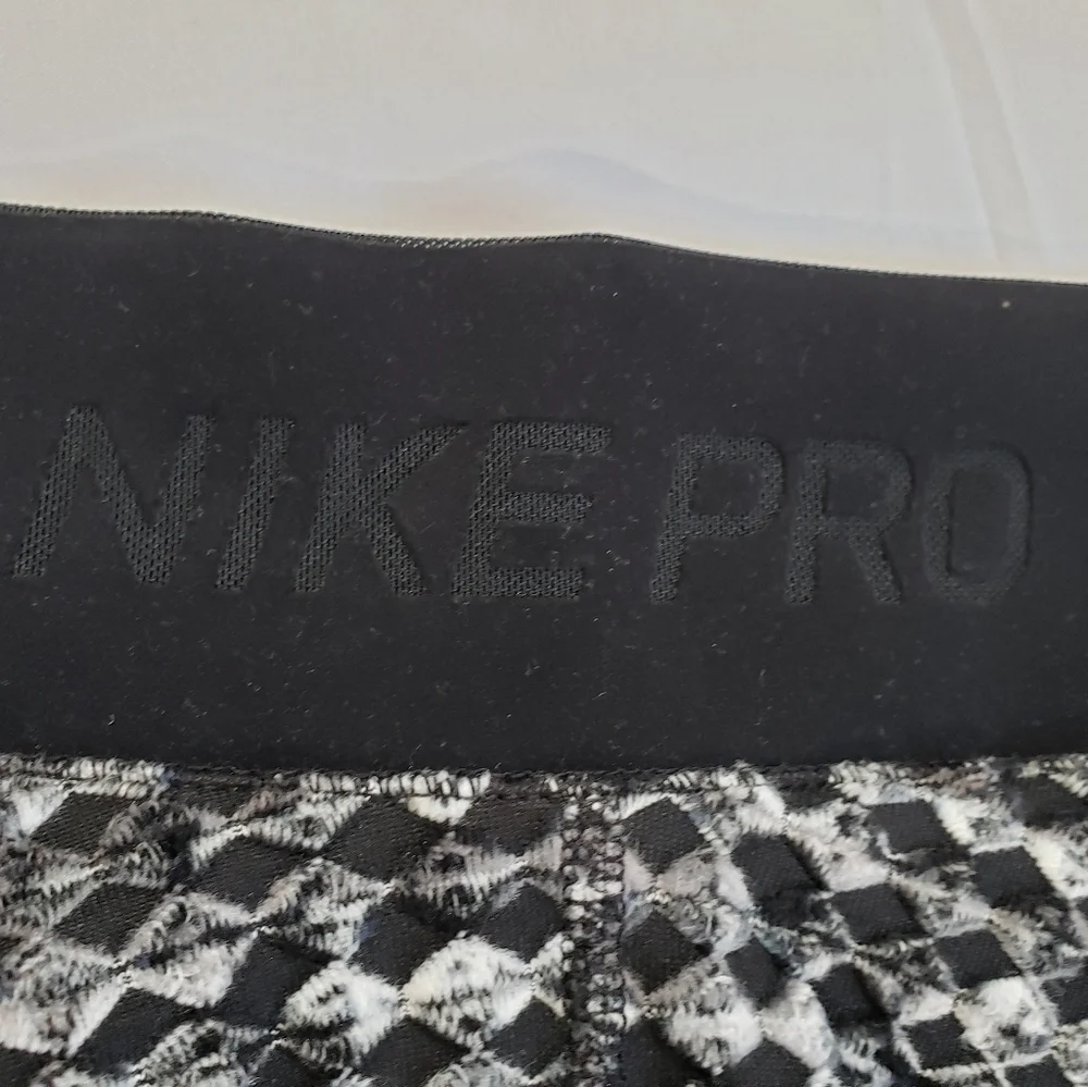 Nike Pro Hyper Warm leggings Size XS  Grey & Black Diamond Pattern